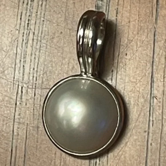 Fresh Water White Mabe Pearl Enchancer Pendant - Picture 4 of 8